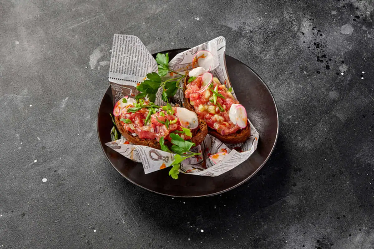 Брускетта с розовым тунцом