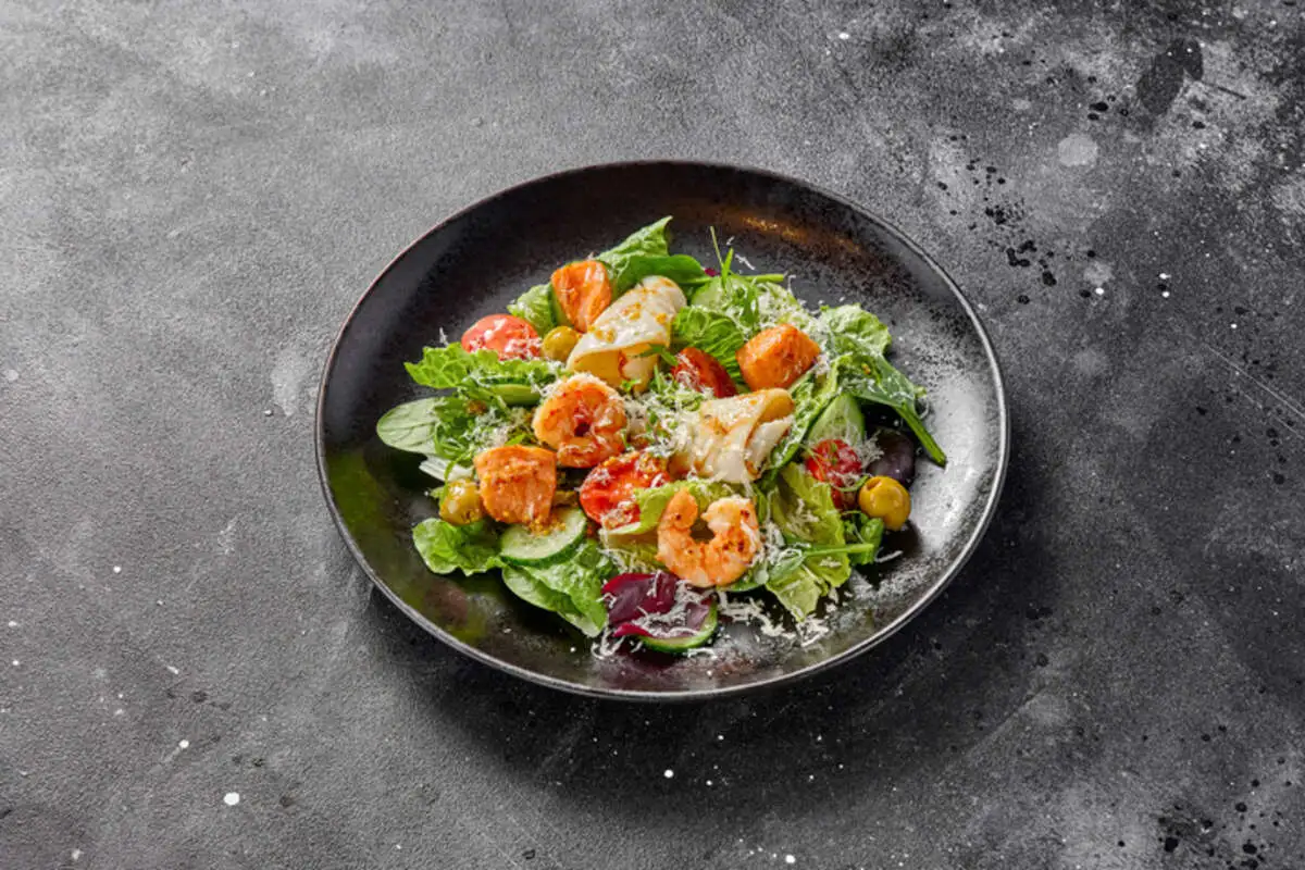 Теплый с лососем и креветками