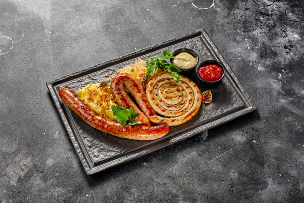 Ассорти из домашних колбас