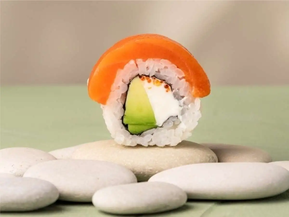 Ролл Филадельфия с лососем и авокадо