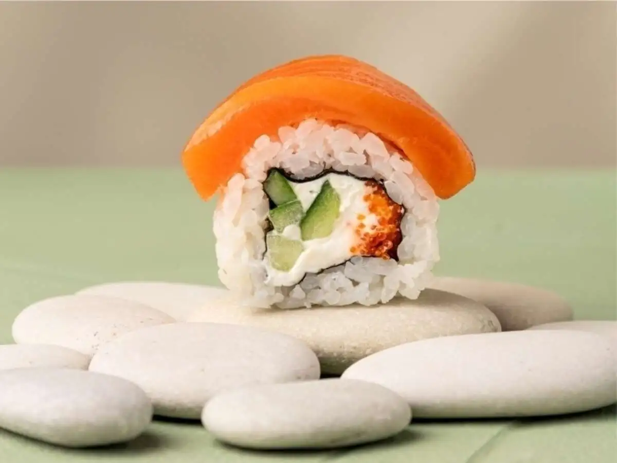 Ролл Филадельфия с лососем и огурцом