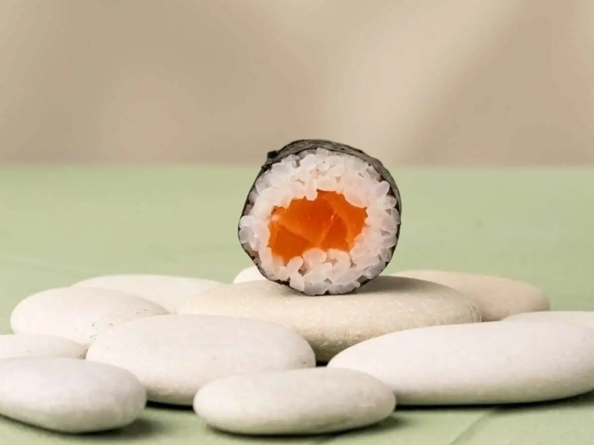 Маки ролл с лососем