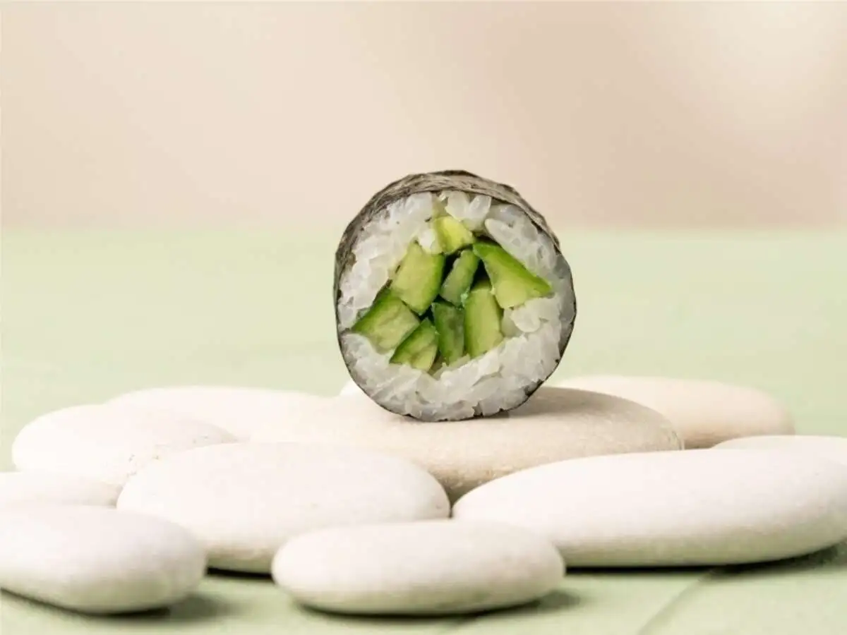 Маки ролл с огурцом