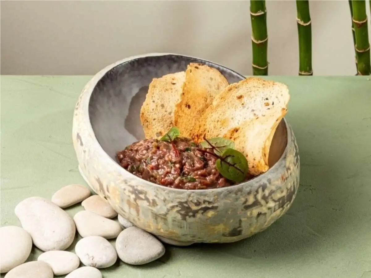 Тартар из говядины и горчичный соус