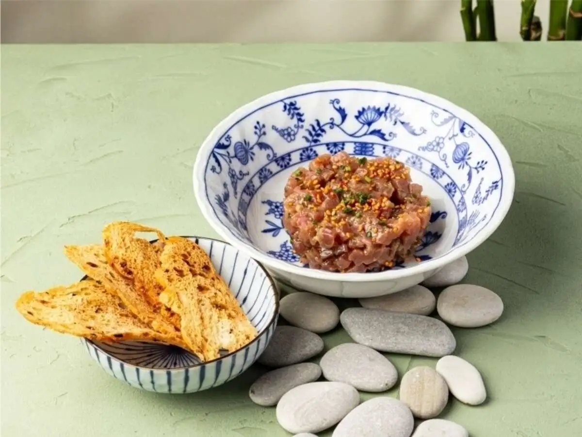 Тартар из тунца и гранатовый соус