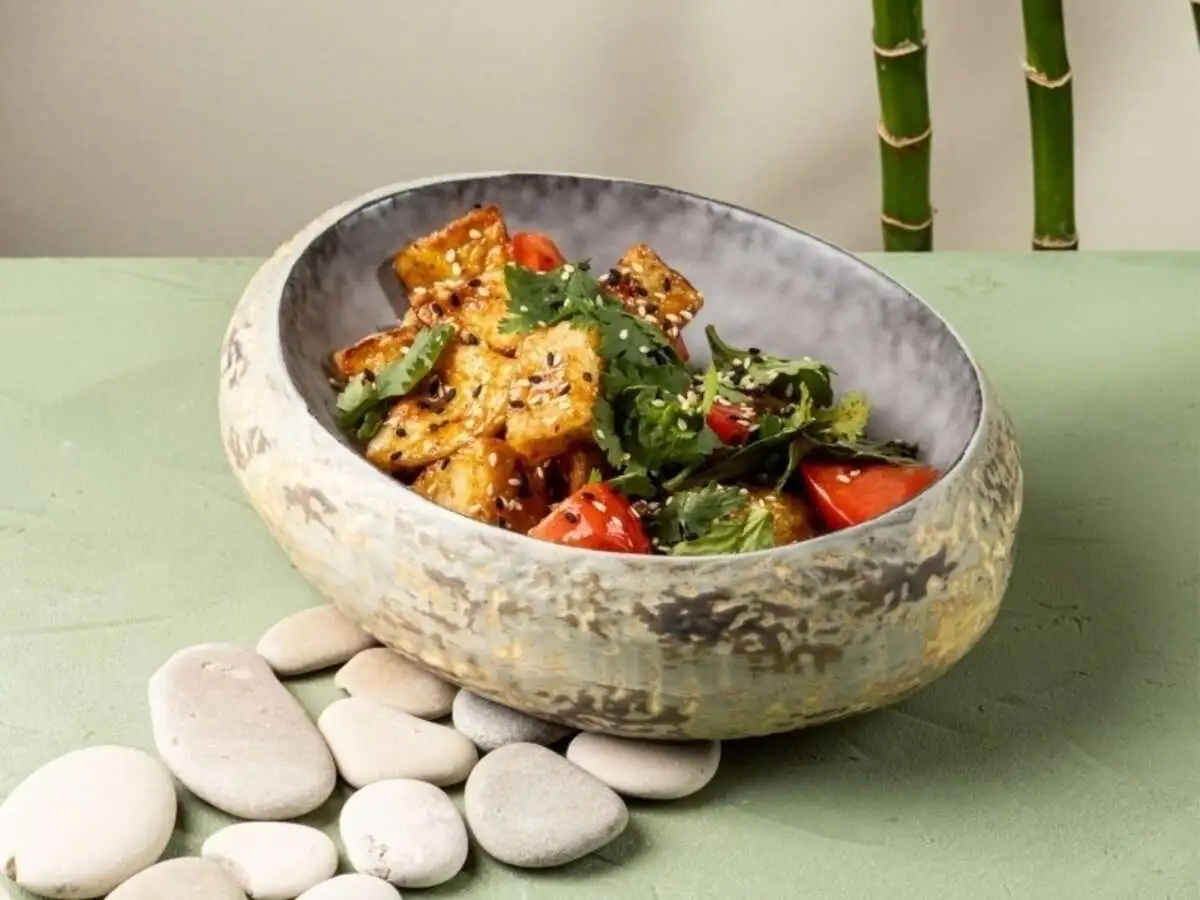 Хрустящие баклажаны, томаты и сладкий чили 