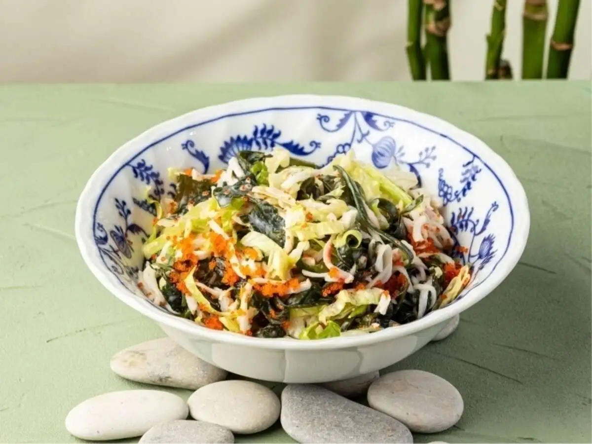 Снежный краб, айсберг, вакаме и соус имбирный айоли