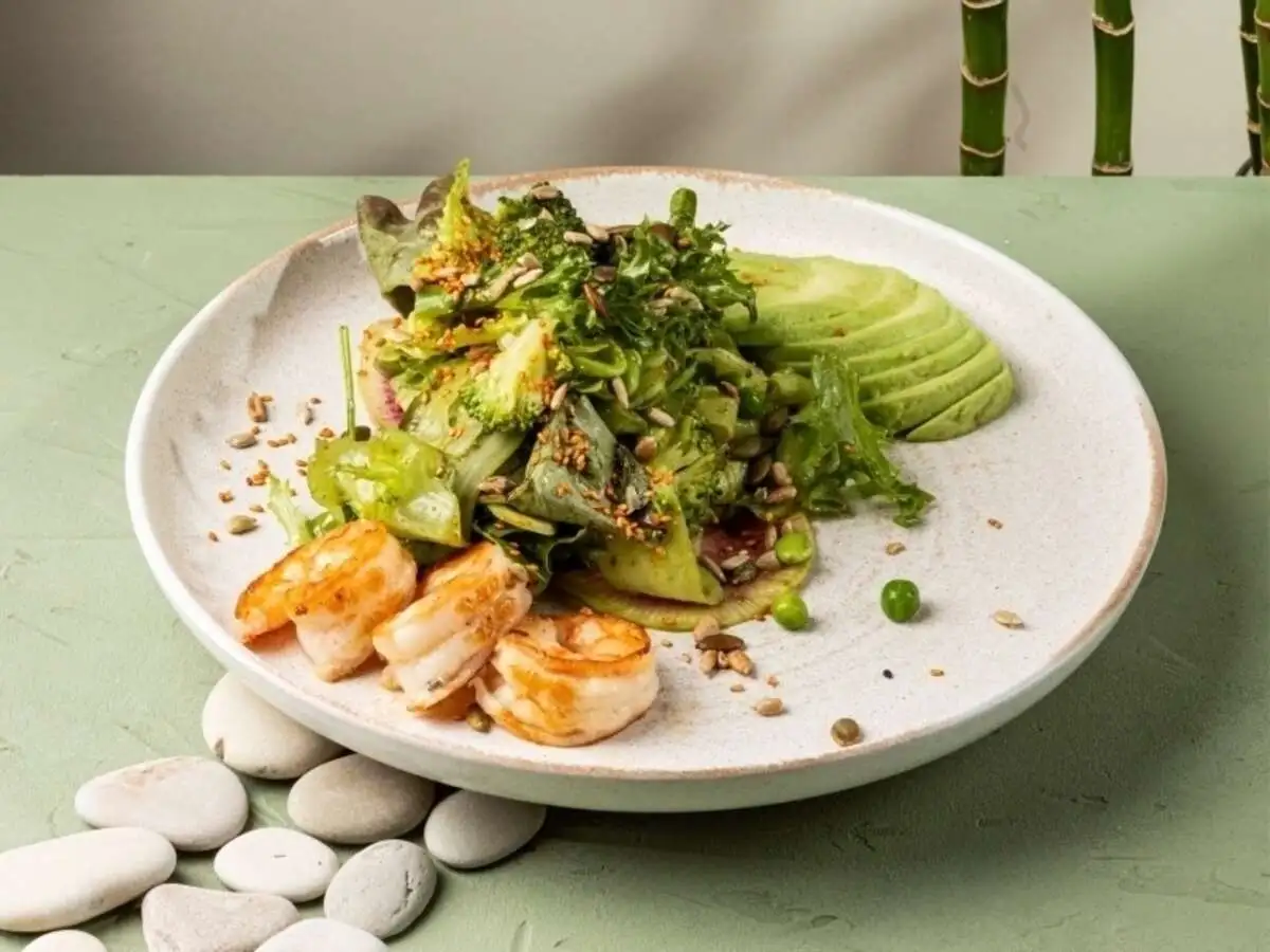 Зеленый салат, авокадо, креветки и семечки