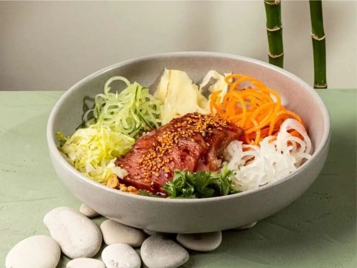 Тунец татаки, свежие овощи и ореховый соус