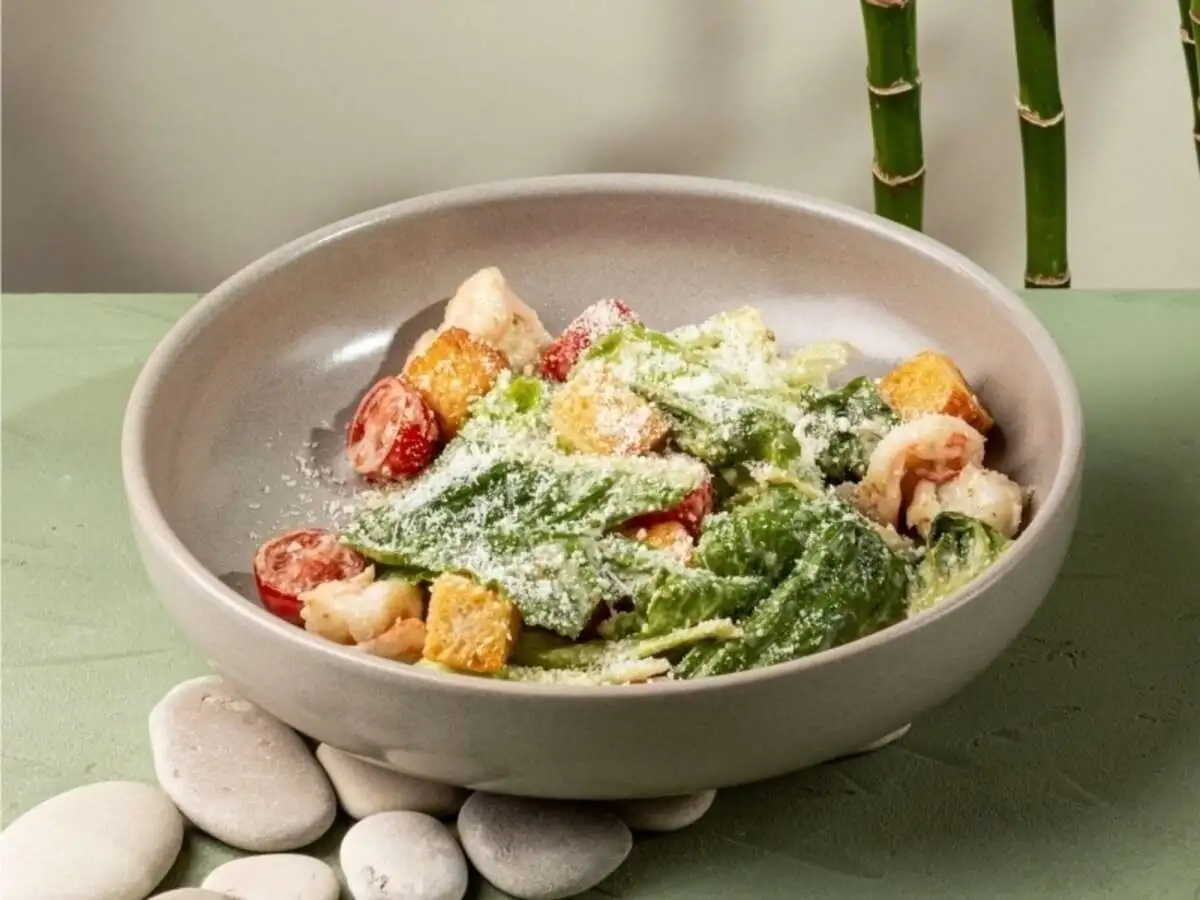 Креветки, томаты, романо и соус цезарь