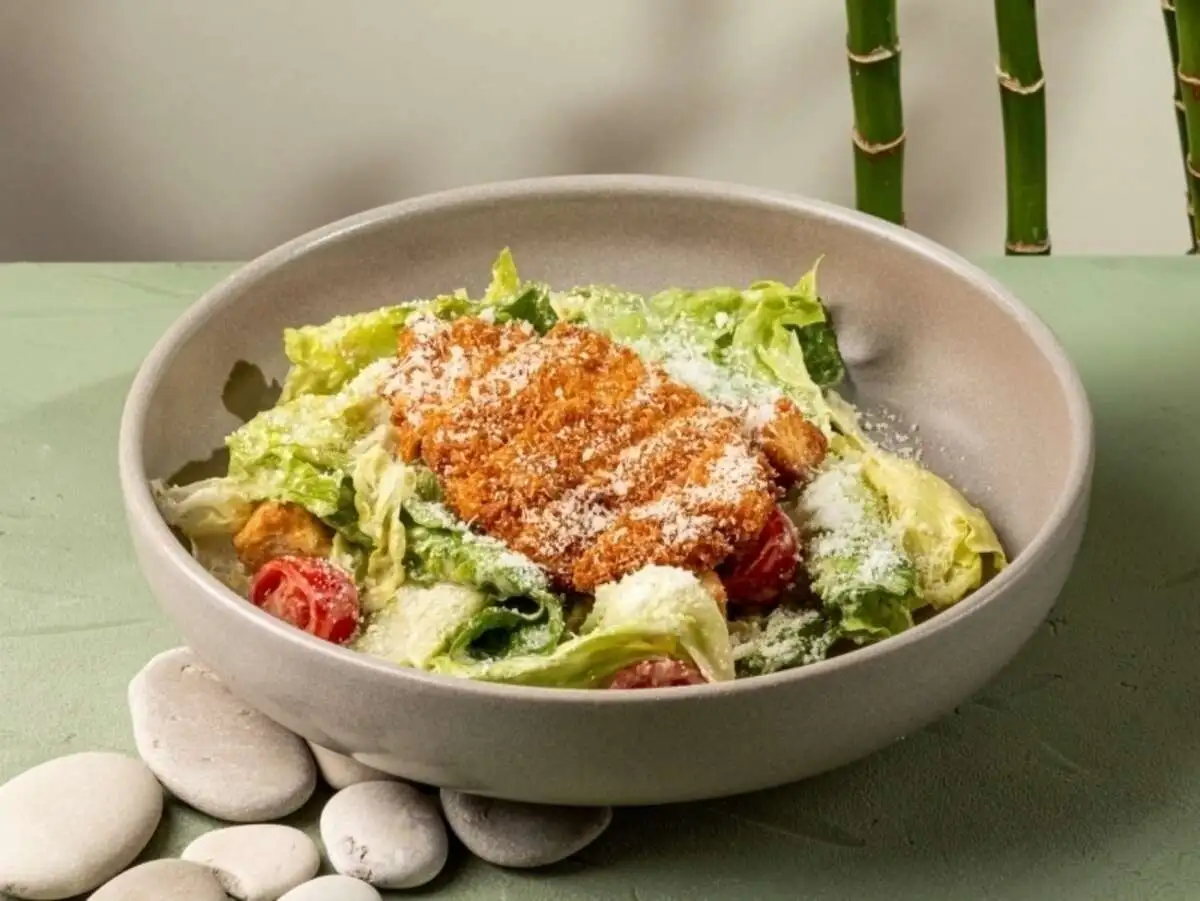 Цыпленок Кацу, томаты, романо и соус цезарь