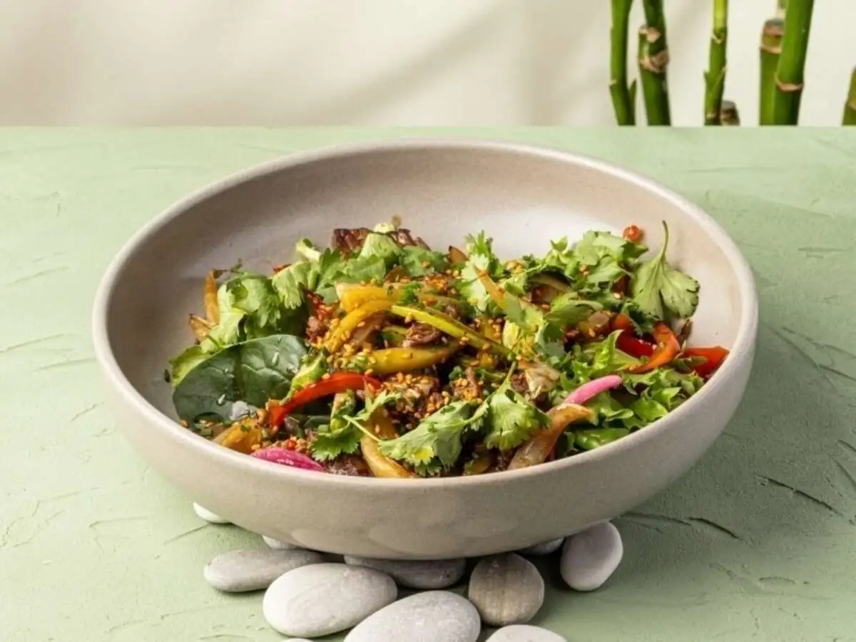 Жареная говядина, микс салатов, овощи и соус стир фрай