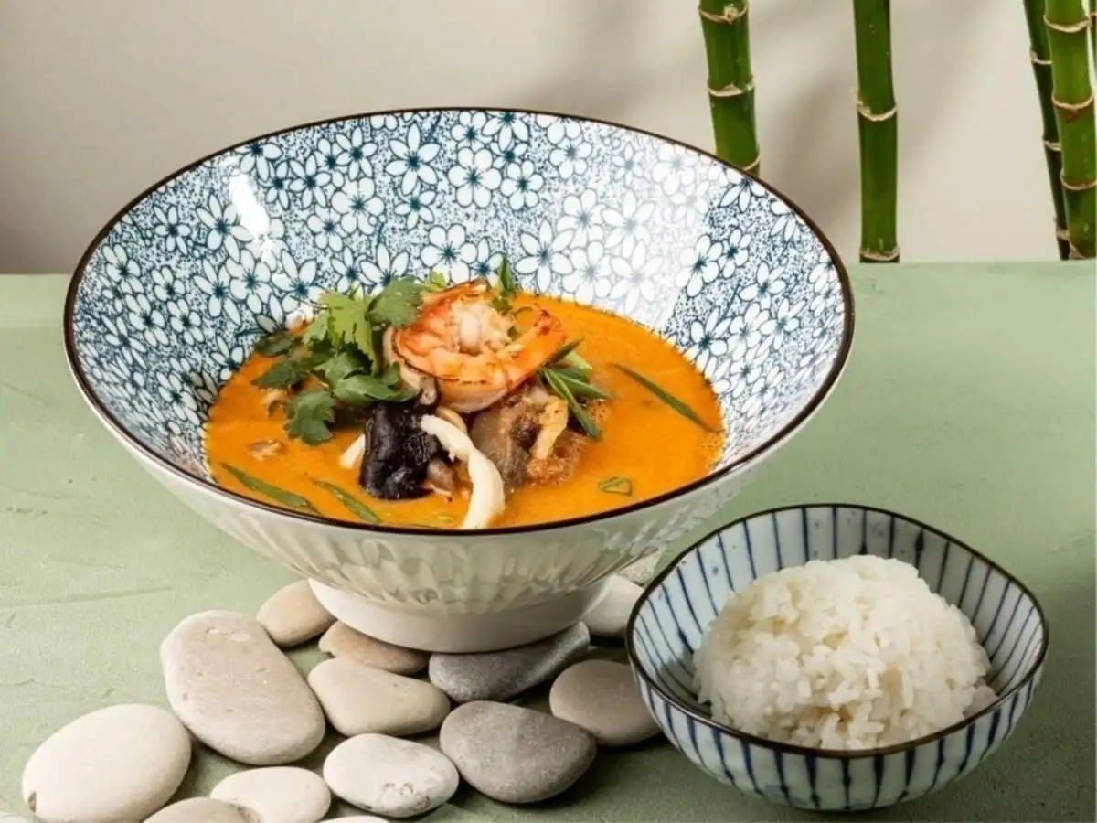 Том ям с морепродуктами и рисом