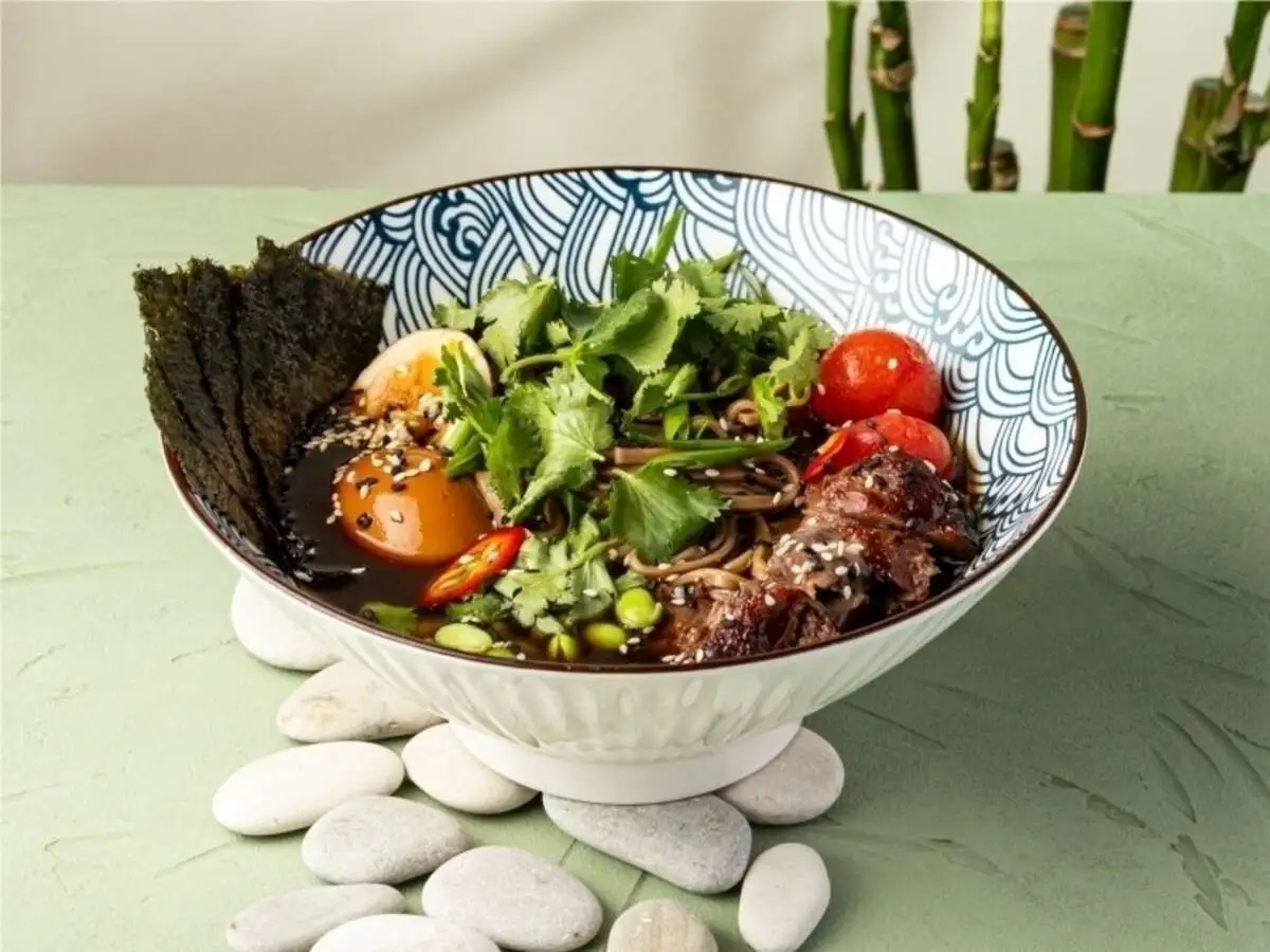 Рамен с говяжьими щеками и бобами эдамаме