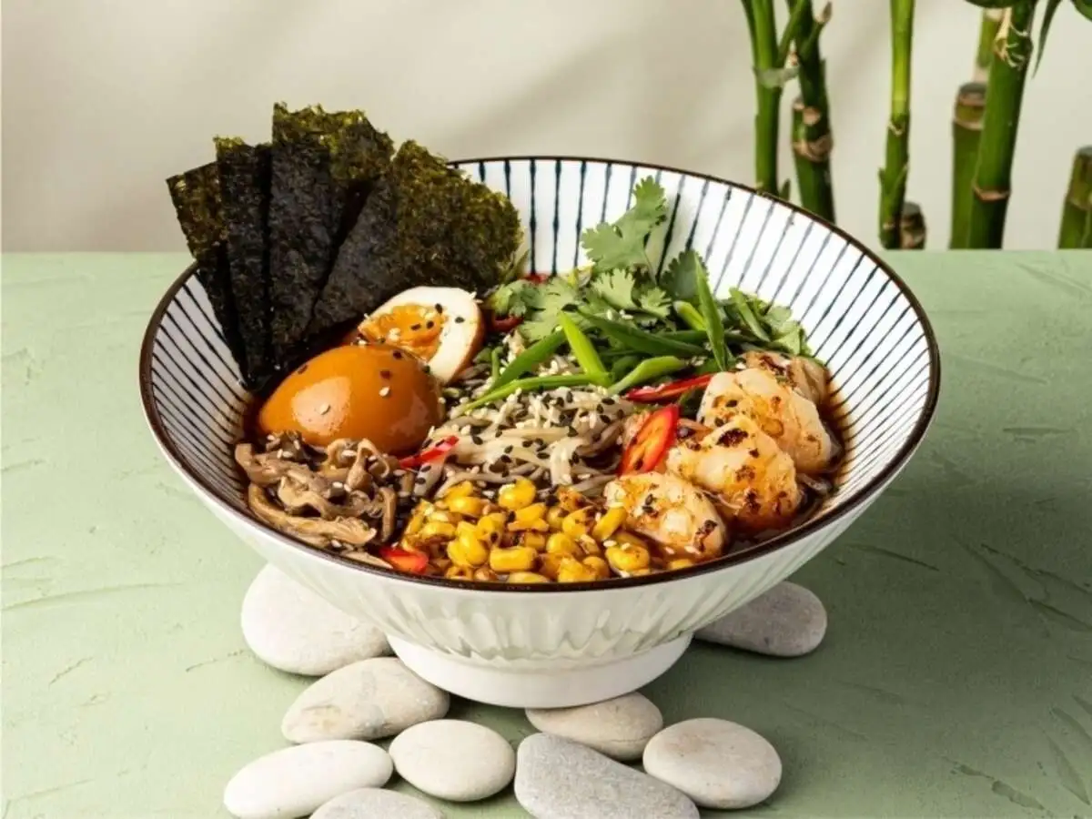 Рамен с креветками и кукурузой