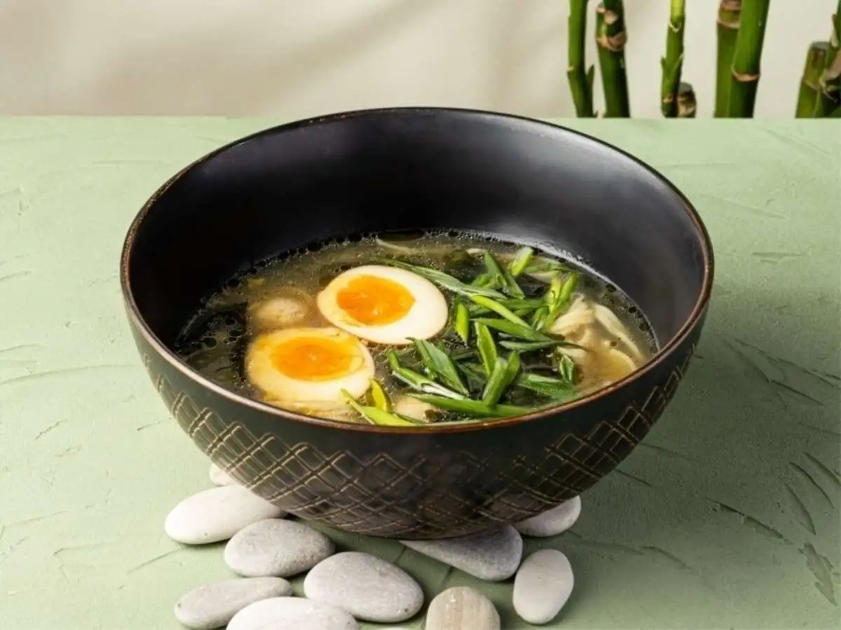 Куриный бульон с фрикадельками, пшеничной лапшой и вакаме