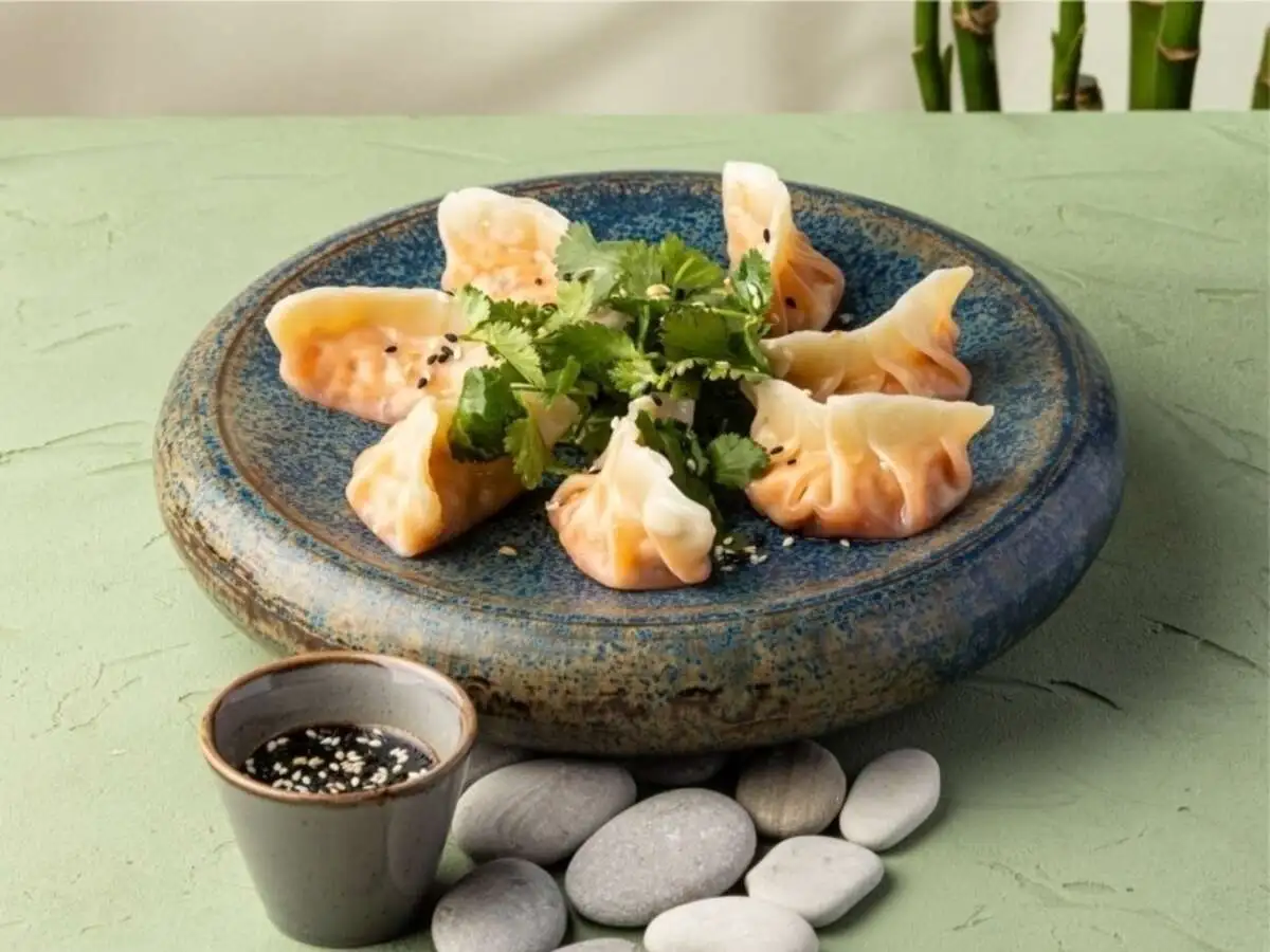 Гёдза с лососем и имбирем