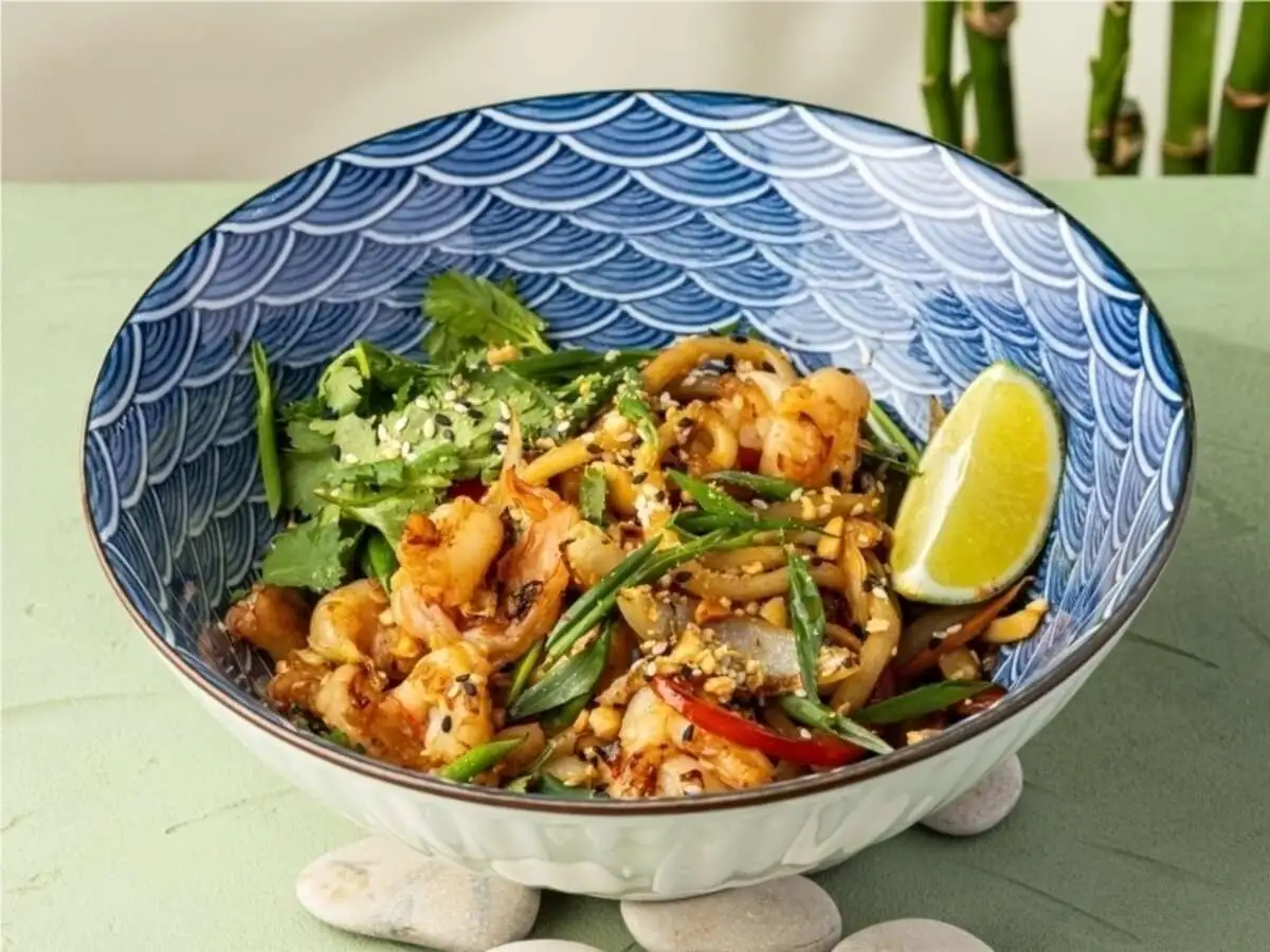 Удон с креветками и овощами