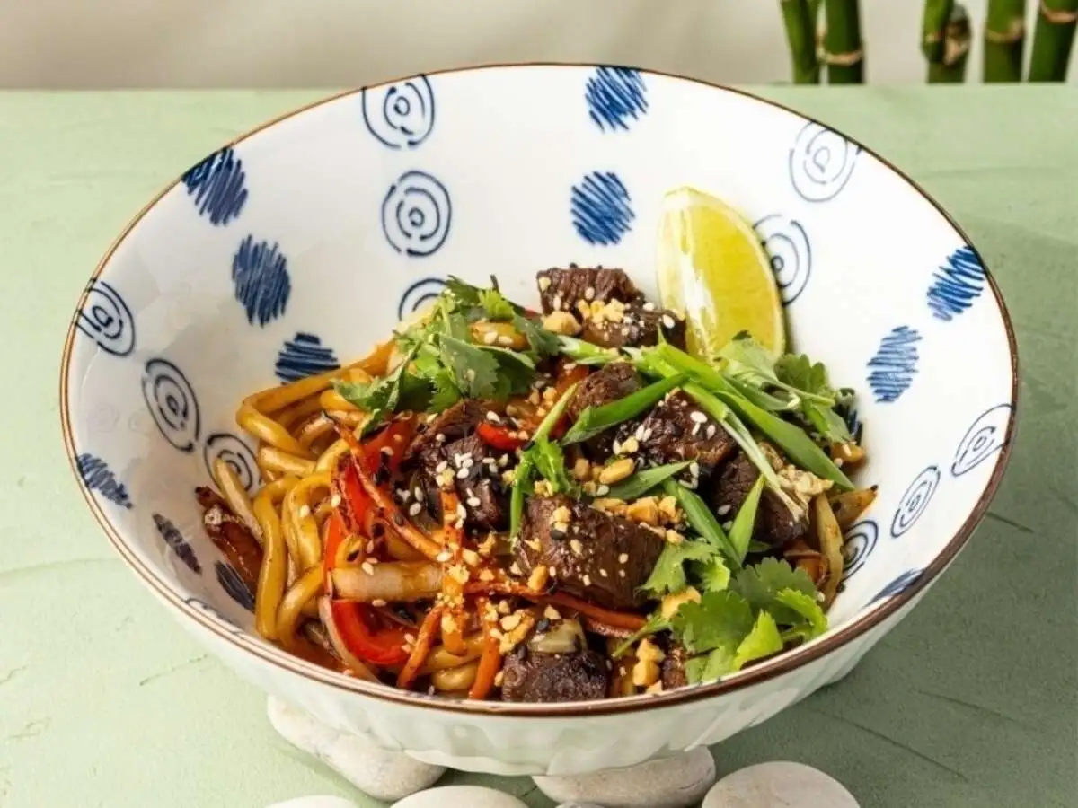 Удон с говядиной и овощами