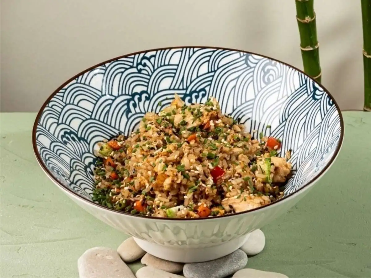 Жареный рис с цыпленком и овощами