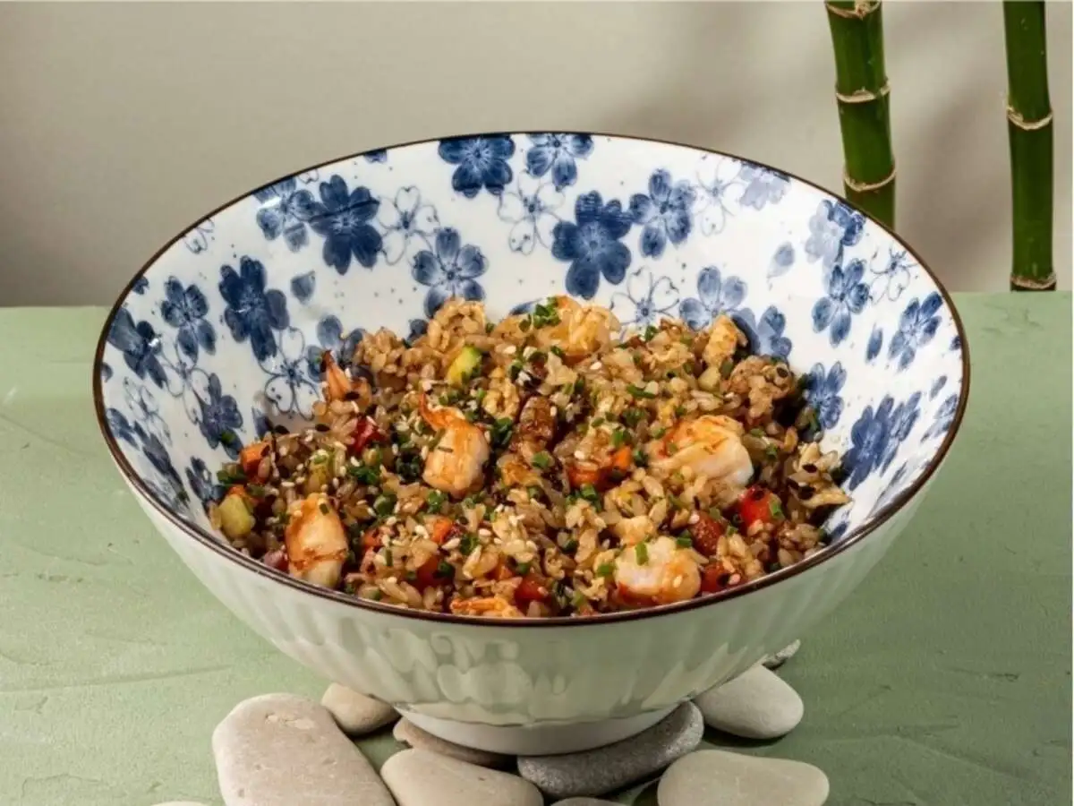 Жареный рис с креветками и овощами