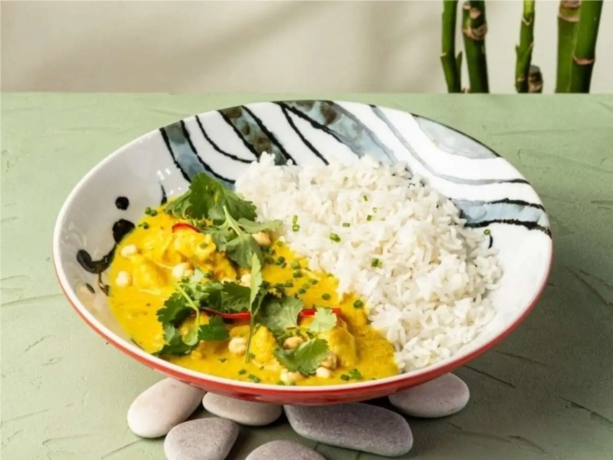 Карри с цыпленком и рисом