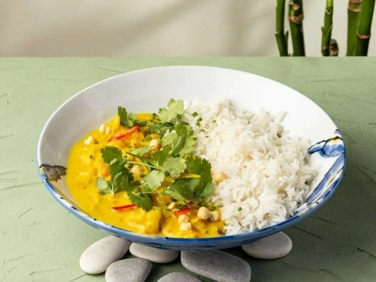 Карри с креветками и рисом