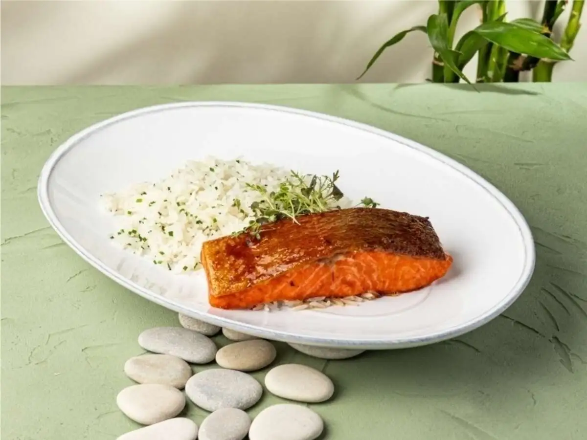 Лосось в соусе тонкацу с рисом 