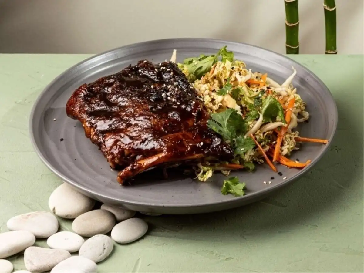 Свиные ребра с пекинской капустой и соусом сладкий чили