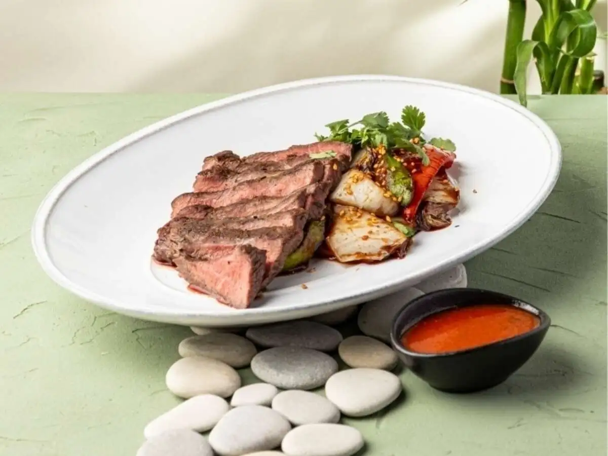 Стейк из мраморной говядины с жареными овощами в соусе хойсин