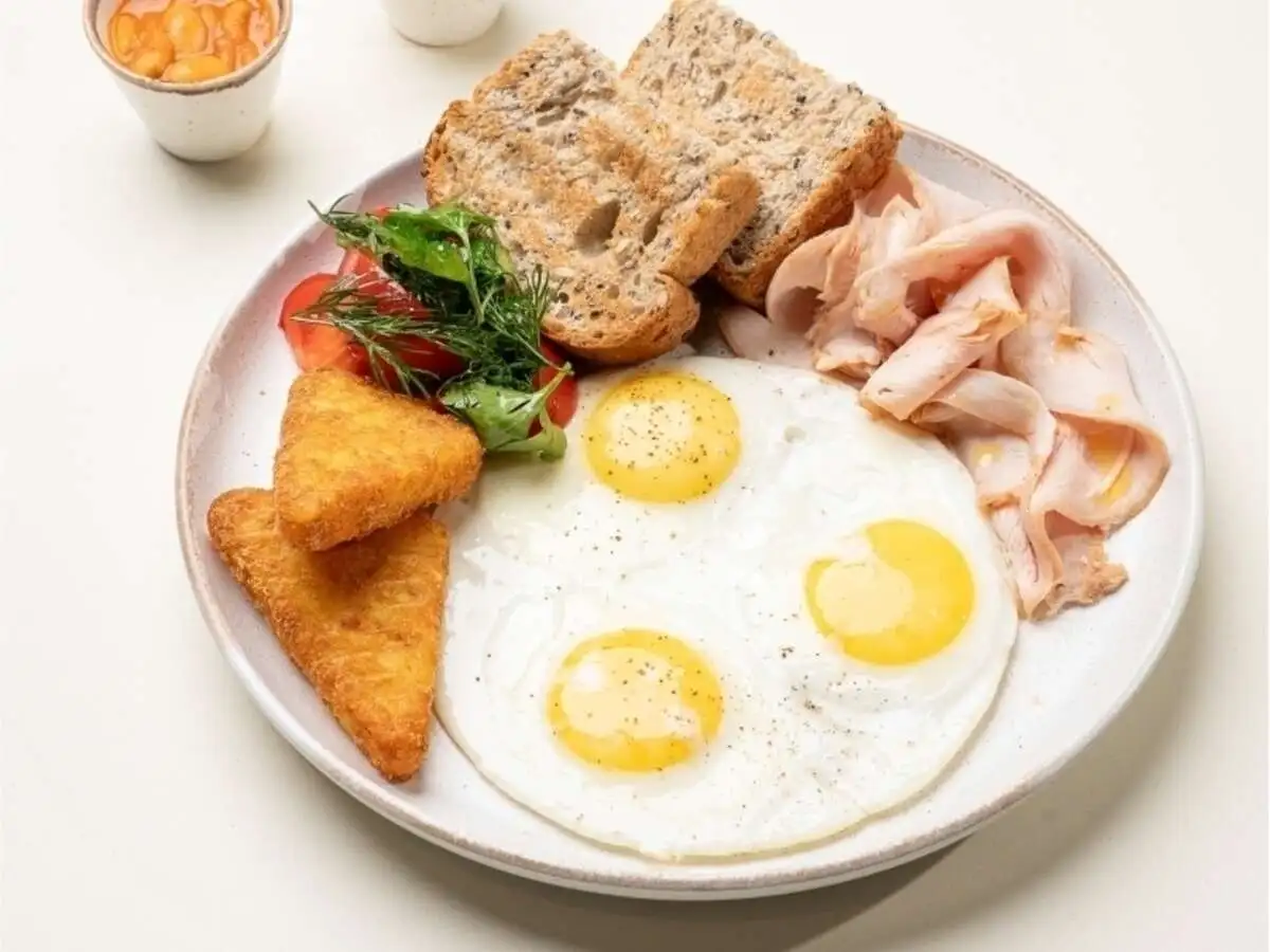 Английский завтрак с пастрами из индейки