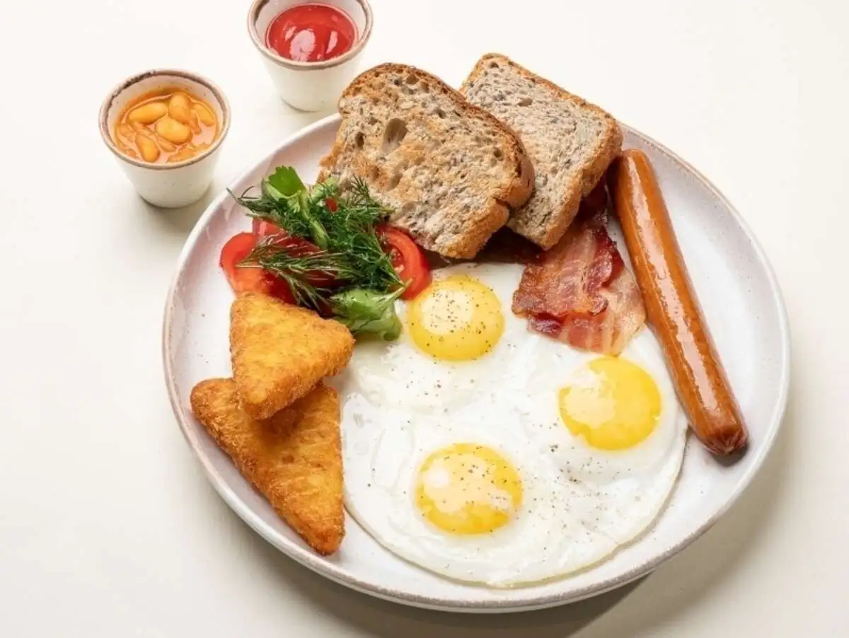 Английский завтрак с куриными колбасками и беконом