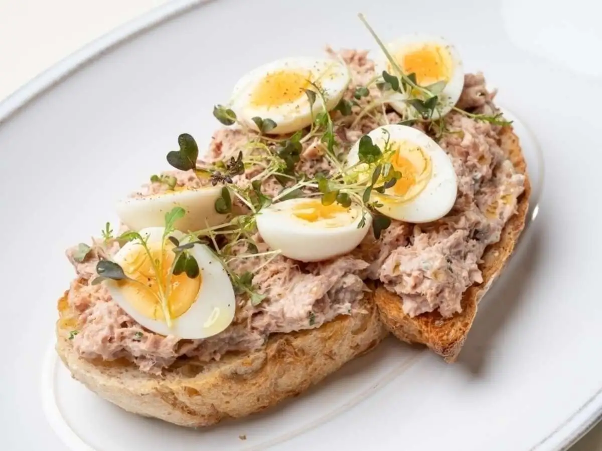 Тост с тунцом и перепелиными яйцами
