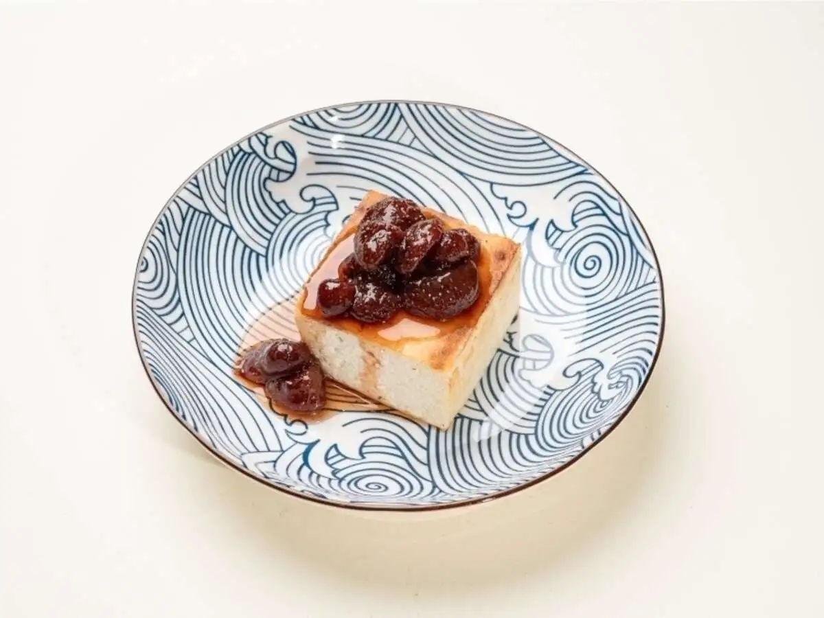 Творожная запеканка с домашним вареньем из клубники