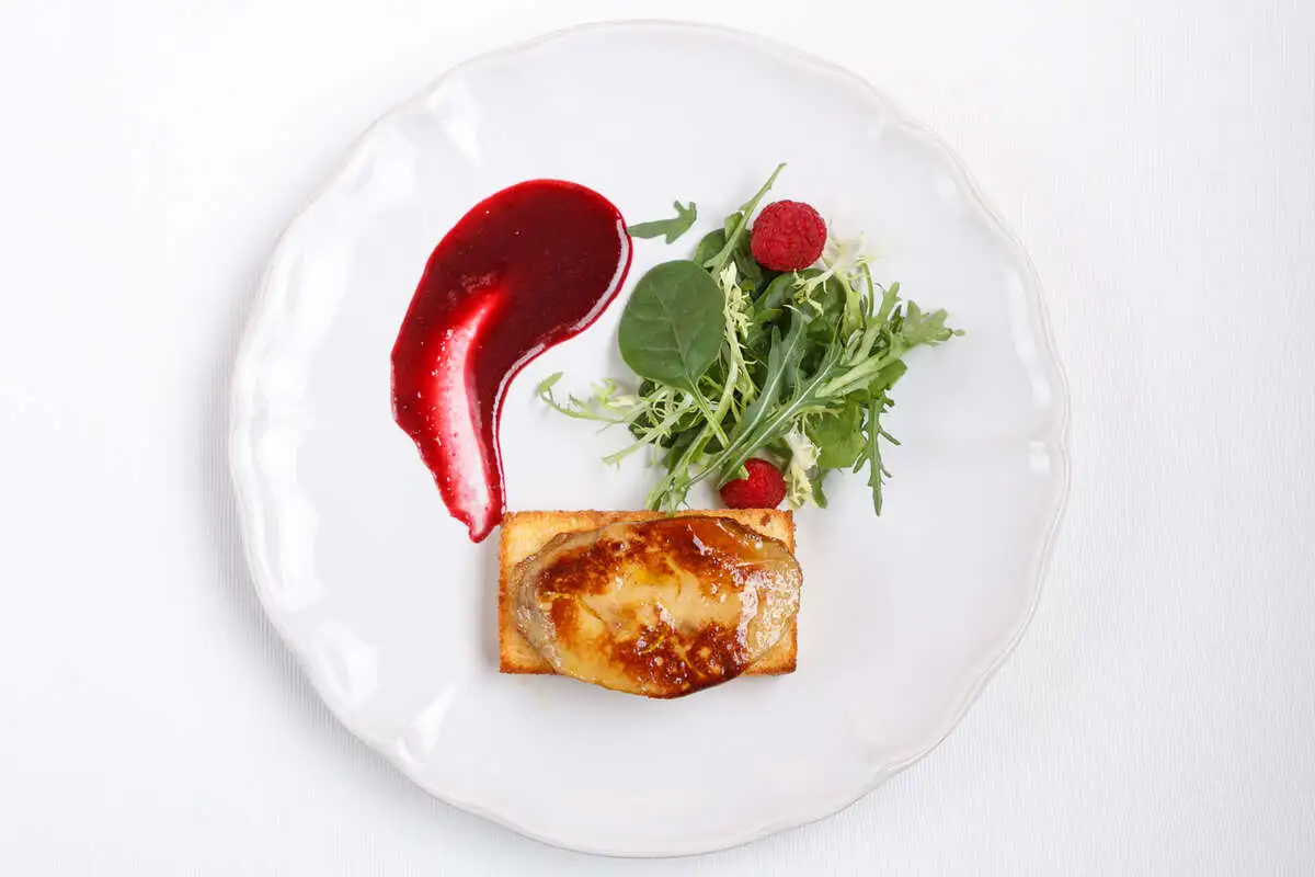 Жареная фуа-гра на крутоне с ягодным соусом