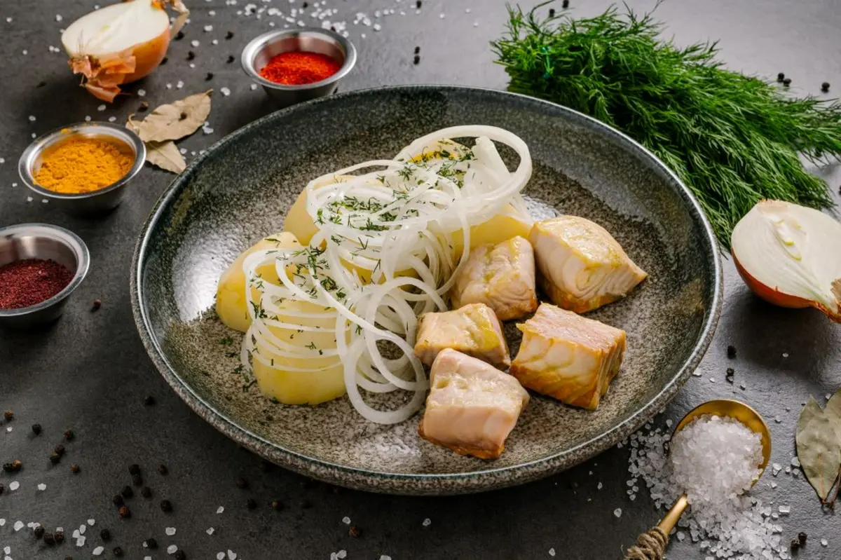 МАЛОСОЛ ИЗ ОСЕТРИНЫ С КАРТОФЕЛЕМ