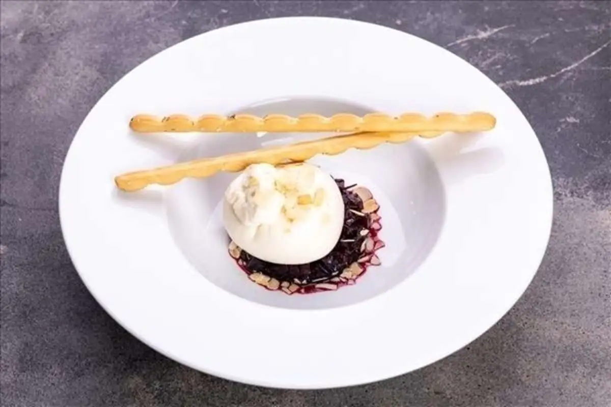 Буррата со свеклой и миндалем