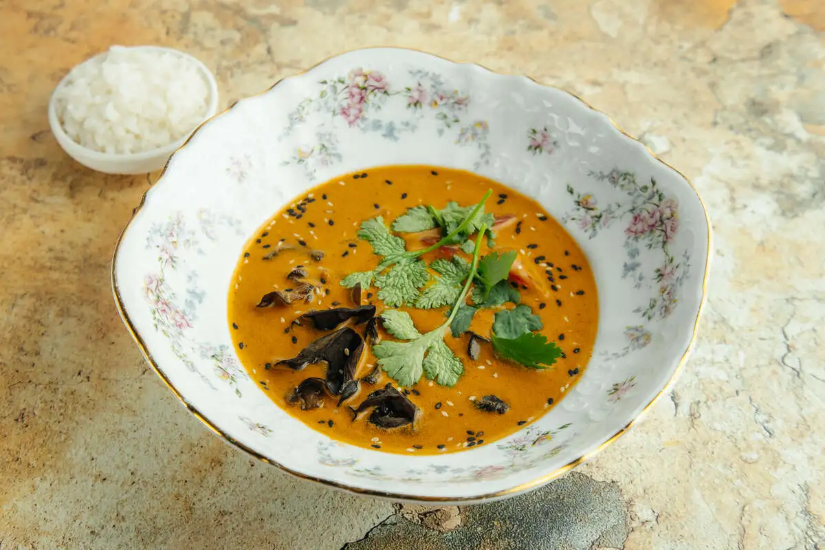 Том ям с рисом и кинзой