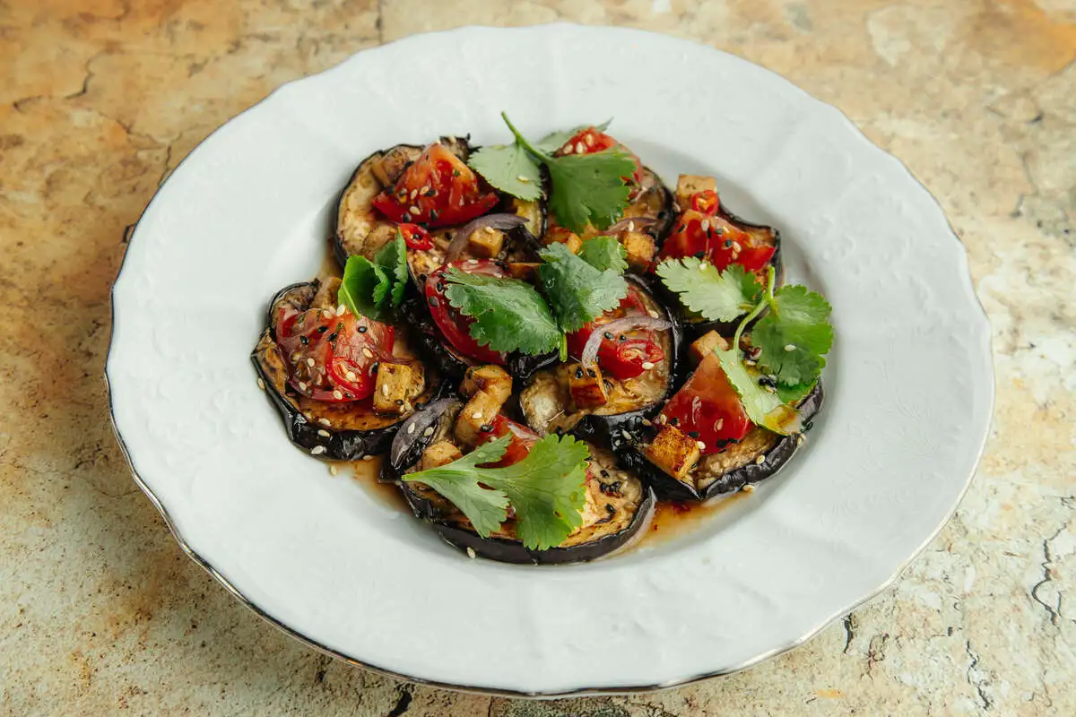 Баклажан с тофу и узбекскими томатами