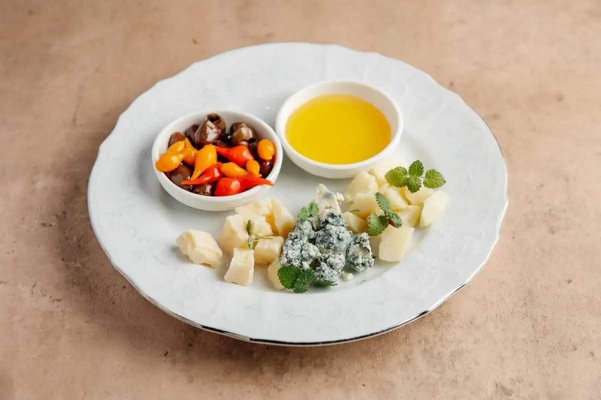 Итальянские сыры и оливки