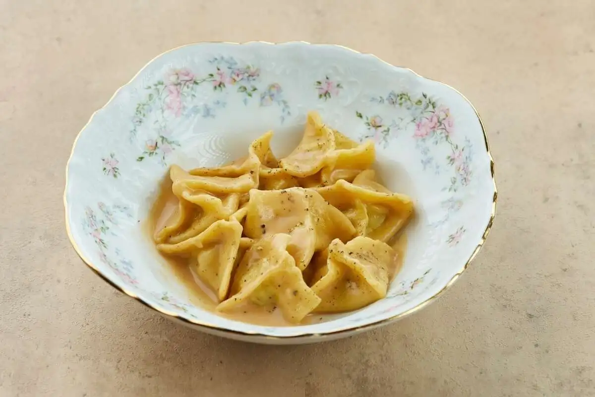 Мясные пельмени с соусом из сельдерея и черного перца