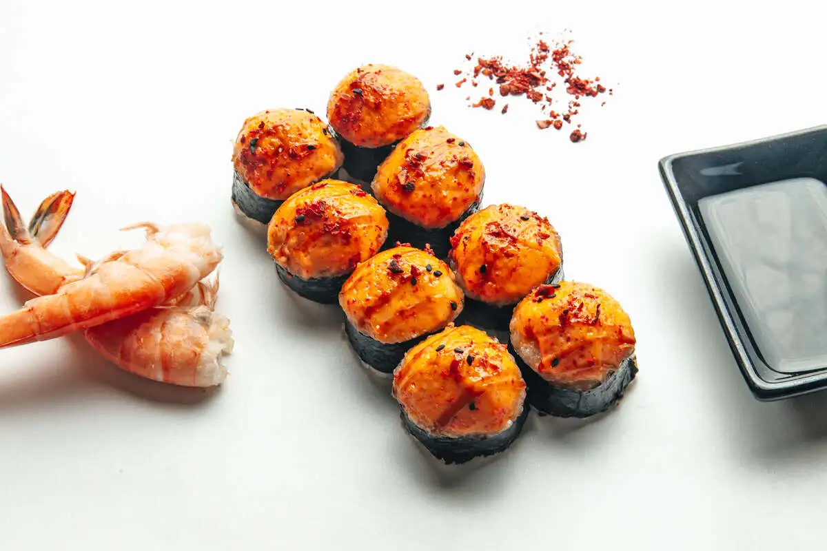 Острый запеченый ролл с креветкой