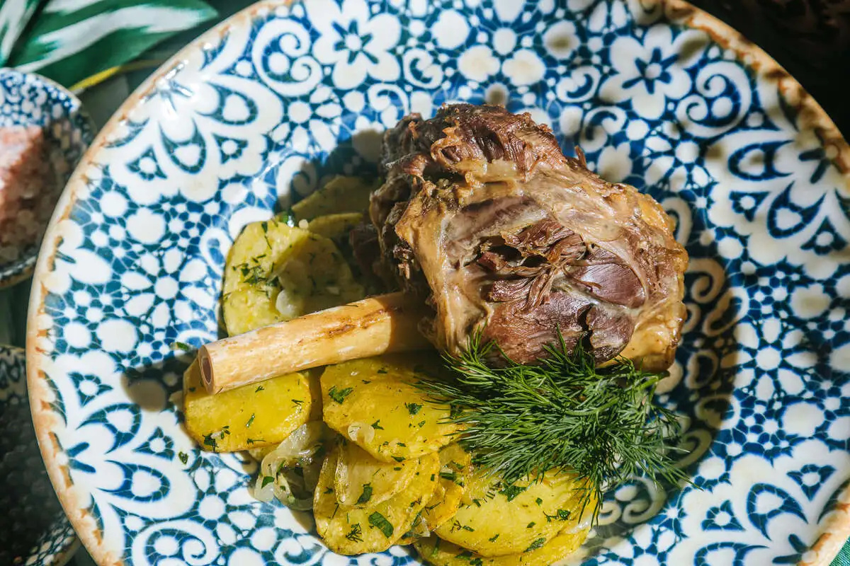 Рулька баранья с картофелем