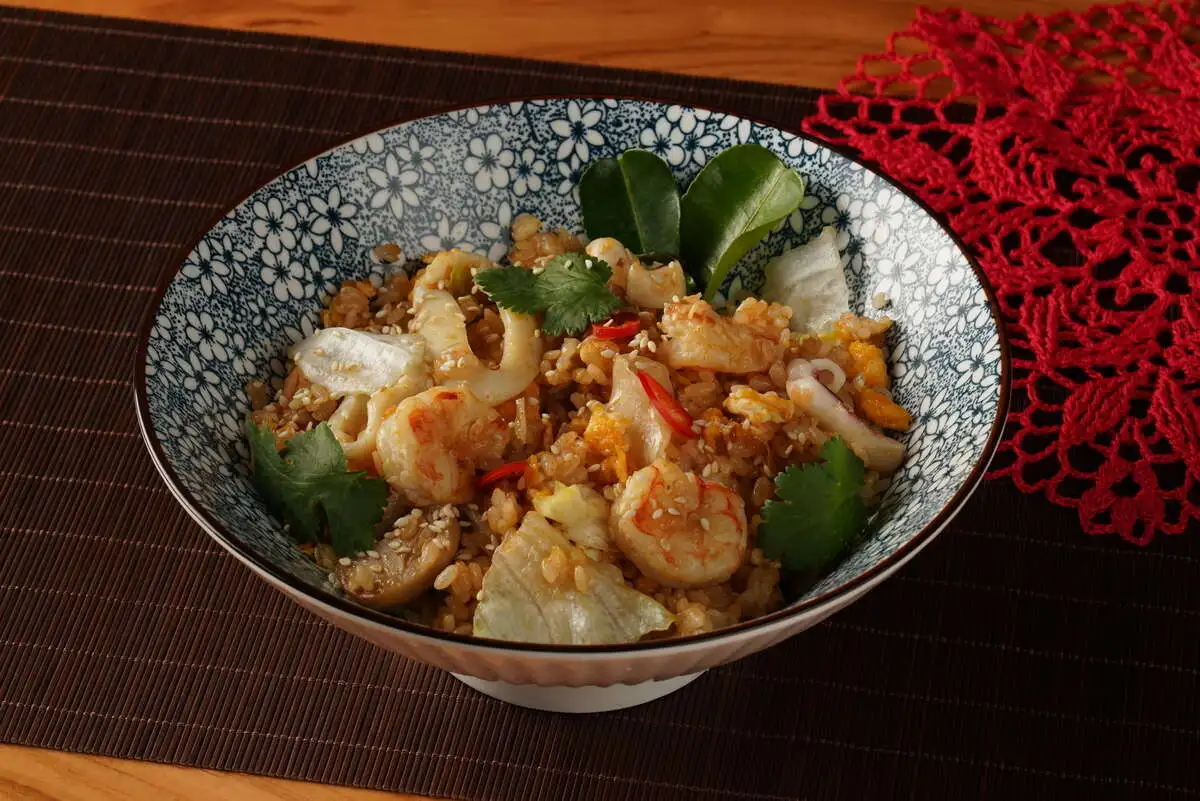 Рис с морепродуктами Том Ям