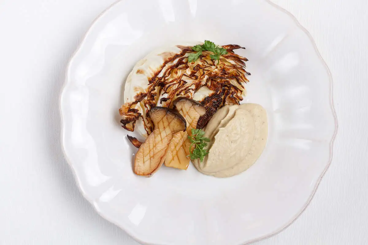 Капустный стейк с грибами еринги и хуммусом с копченым баклажаном