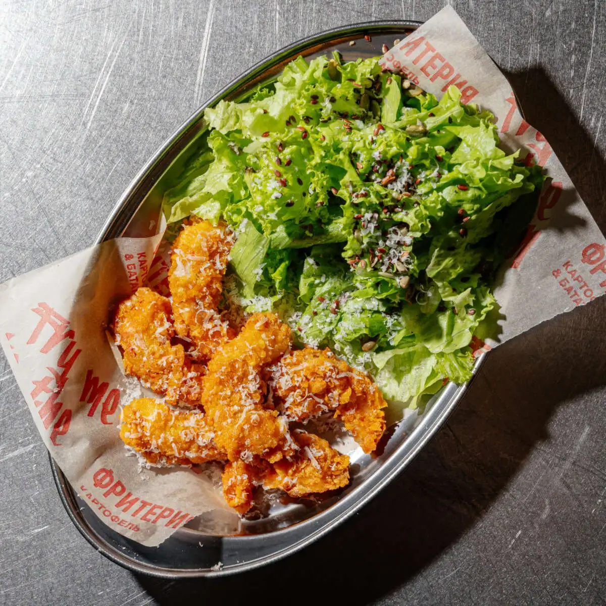 Хрустящие креветки с миксом салата а-ля Цезарь