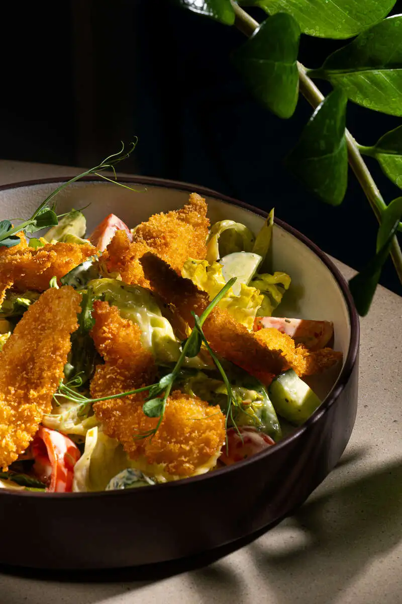 Салат с хрустящей креветкой Фурай