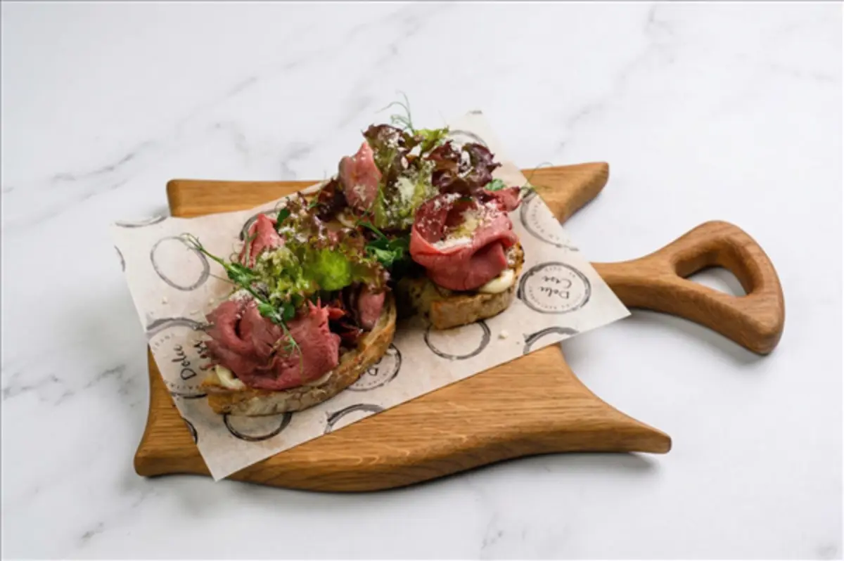 Брускетта с ростбифом и соусом "Вителло тоннато"