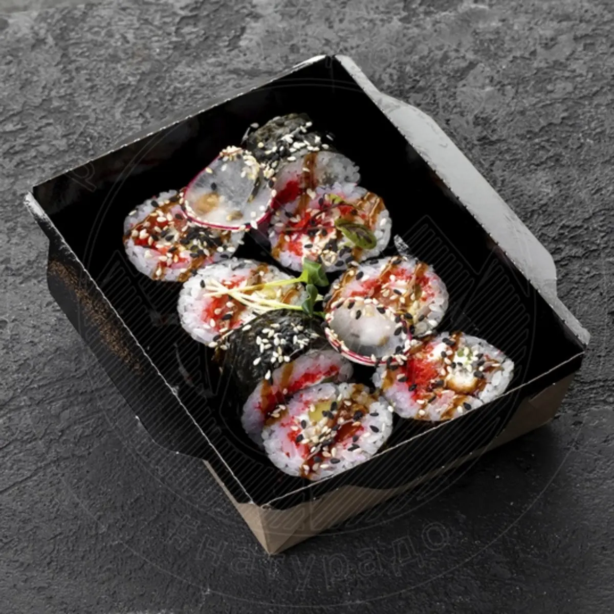 Ролл "Дракон" с угрем и слабосоленым лососем