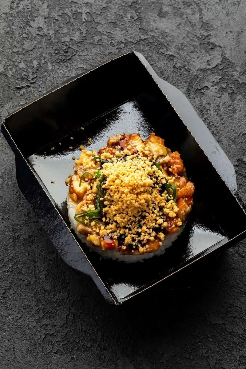 Тартар из угря с чукой и арахисом